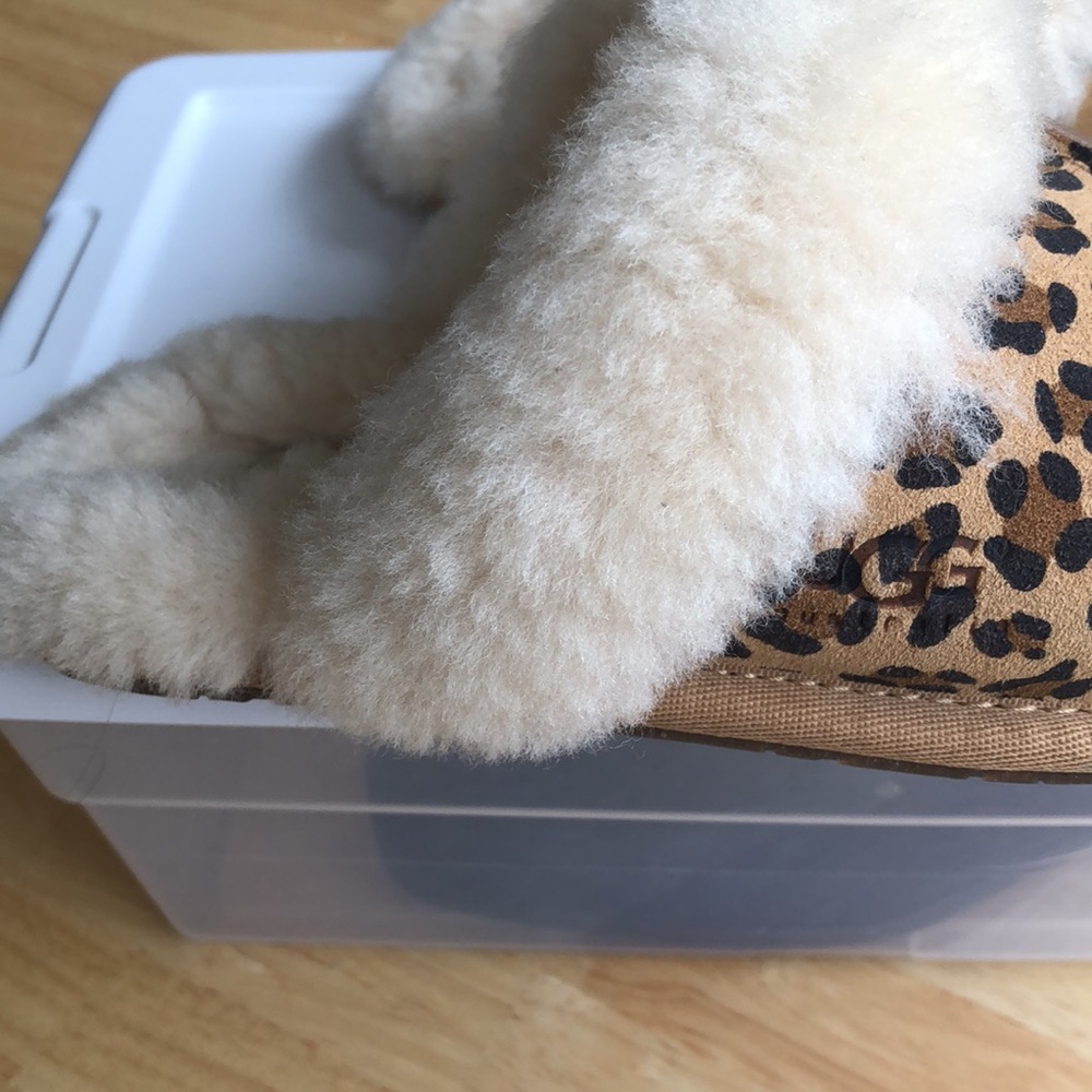 UGG “ Scuffette”Slippers -US Size 5. Leather with rubber sole. Like new. - Picture 2 of 9